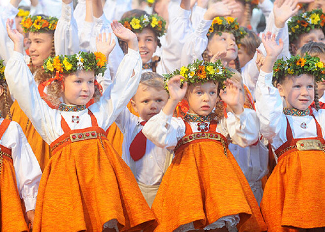 Ar kuplu skolēnu dalību un uguņošanu oficiāli atklāti skolēnu dziesmusvētki. FOTO