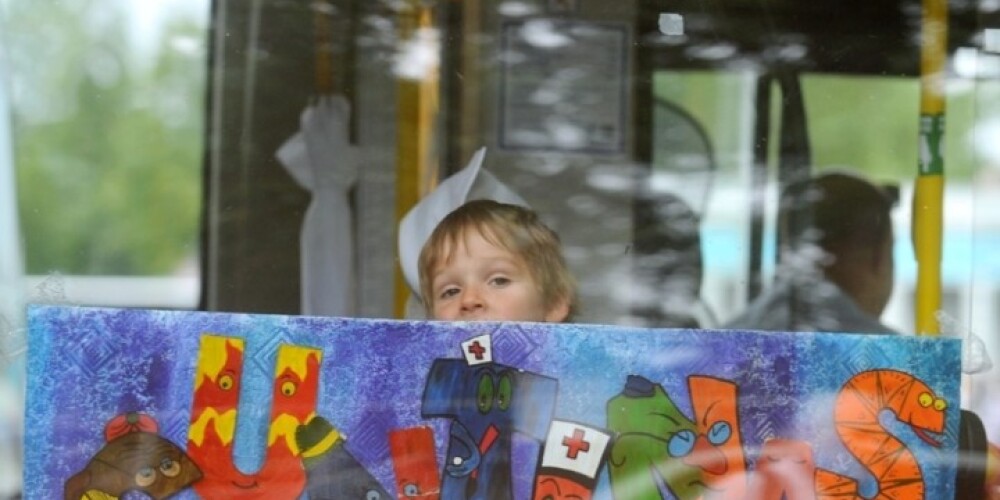 „Ir dziļa vilšanās un skumju sajūta sirdī, jo iepriekšējos svētkos ar lauku puķēm un vainagiem piedalījāmies gājienā, sveicinājām Rīgas iedzīvotājus, viesus un vecākus pie televizoru ekrāniem...” saka kāda lauku pamatskolas skolotāja.