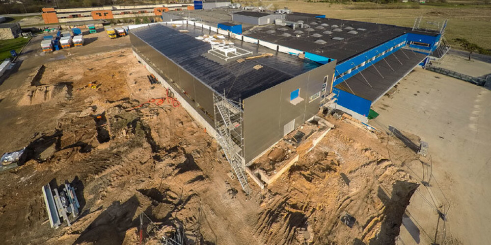 Somijas maiznīca „Fazer” investējusi piecus miljonus eiro, lai Ogrē uzbūvētu kūku un konditorejas izstrādājumu ražotni. Tur tapušie našķi gan nenāks Latvijas veikalu plauktos, jo visa produkcija tiks eksportēta uz Somiju.