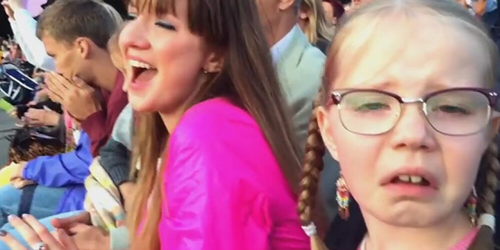 Trakoti smieklīgs VIDEO! Latvijas princese Katrīna Puriņa un viņas meita Dziesmu svētkos.