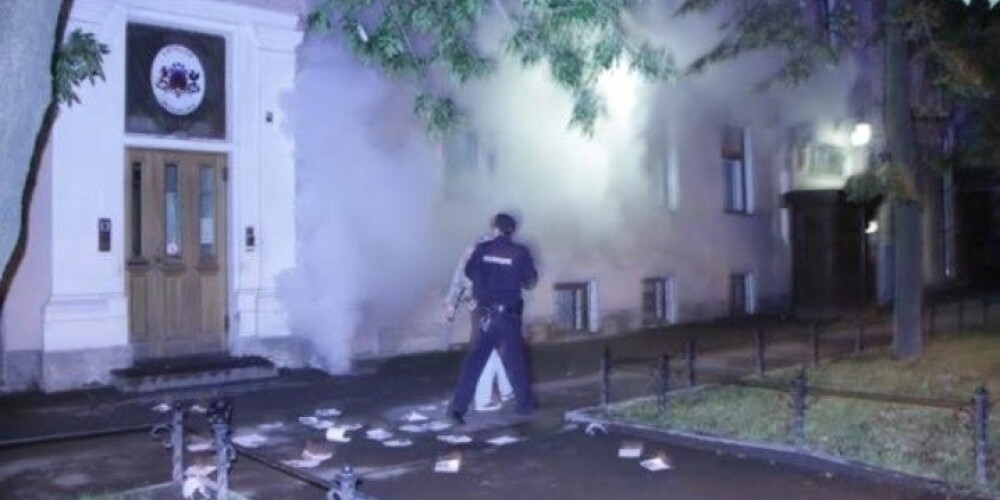 Нацболы забросали консульство Латвии в Санкт-Петербурге яйцами и дымовыми шашками. ВИДЕО