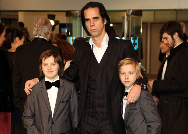 Pārgājienā nosities mūziķa Nika Keiva viens no dvīņiem