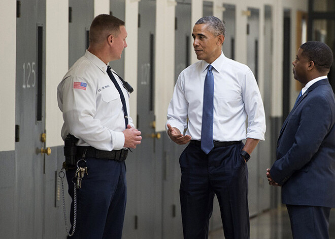 Obama kļuvis par pirmo ASV prezidentu, kurš apmeklējis cietumu. FOTO