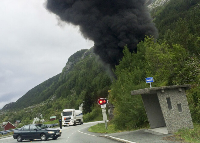 Norvēģijā eksplodē autocisterna ar 16 500 litriem degvielas. Draud sagrūt zemūdens tunelis. VIDEO