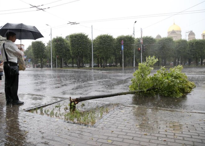 Rīgā plosās pērkona negaiss ar krusu