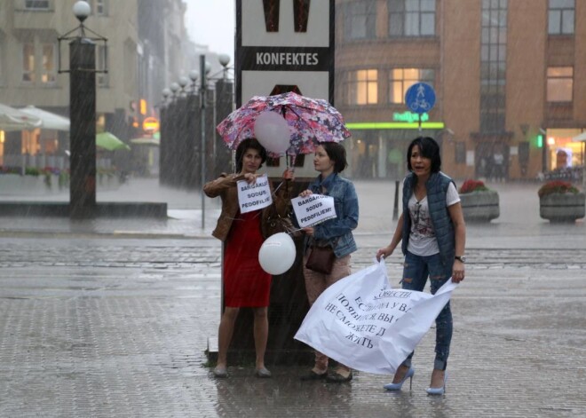 Lietū un negaisā bērnu aizsardzībai veltīta akcija pulcē vairākus desmitus cilvēku