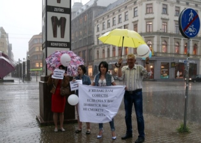 Lietū un negaisā bērnu aizsardzībai veltīta akcija pulcē vairākus desmitus cilvēku. FOTO