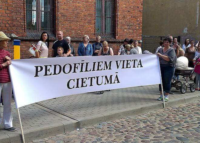 Liepājā pret "nesamērīgi maigo" spriedumu bērna pavedinātājiem protestē simtiem cilvēku. FOTO