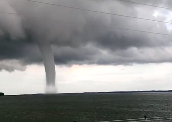 Cilvēkus pārsteidz milzu tornado pie Muhu salas Igaunijā. VIDEO