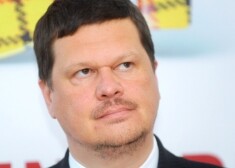 Портал отмечает, что Герхардс долго скрывал, почему недвижимость не записана в его декларации чиновника, и не отвечал прессе на вопрос, кому принадлежит квартира, в которой он проживает с семьей