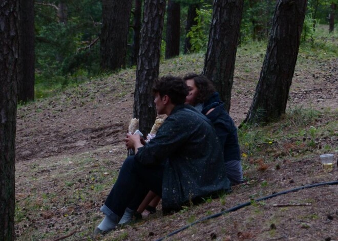 Festivālu “Positivus” apmeklēja arī grupas “Instrumenti” mūziķis Jānis Šipkēvics. Vienā no dienām viņš turpat kāpās kopā ar menedžeri Zani Bērziņu ieturēja maltīti.