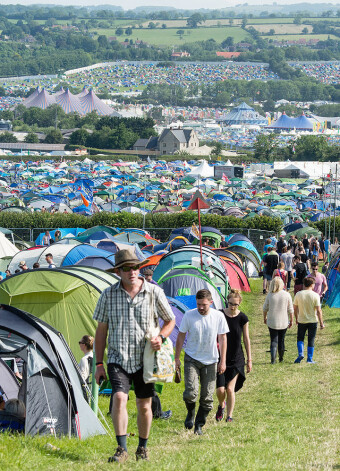 Glastonberijas festivāls ir viens no lielākajiem Eiropas brīvdabas rokfestivāliem.