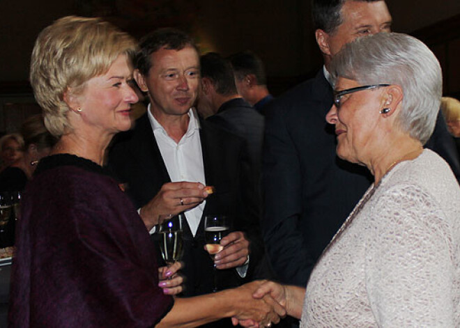 Pirmajai lēdijai silta iepazīšanās ar Ulmaņa kundzi. FOTO