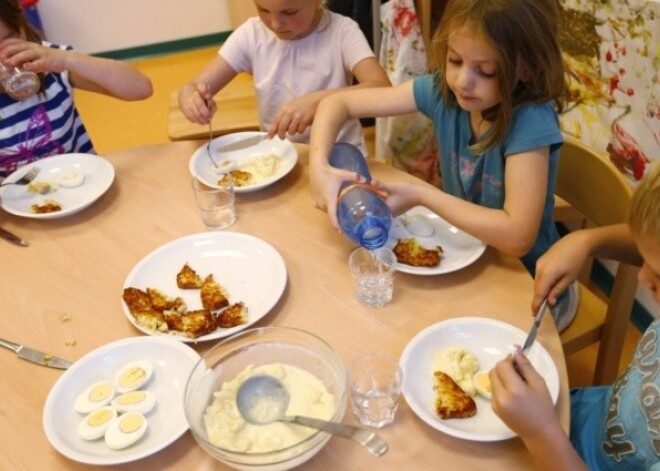 Vācija pārstāj maksāt vecākiem, kas bērnus nesūta dārziņā, bet auklē mājās