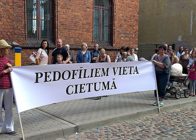 Prokuratūra Liepājas pedofilu lietā lūdz piespriest cietumsodu