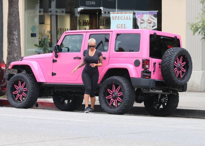 Ambera Rouza ir amerikāņu modele, sabiedrības dāma un bijusī eksotisko deju dejotāja. Viņa šovasar izvēlas stilīgu auto - rozā krāsas Jeep.