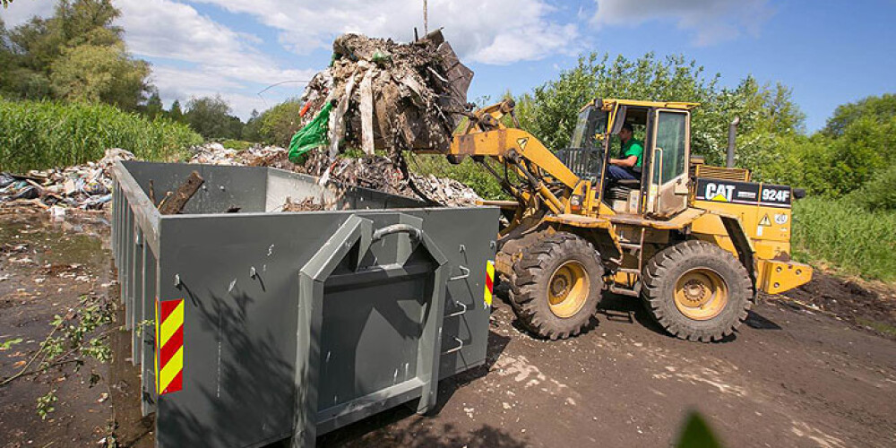 Nelegālā izgāztuvē Spilvē atrod atkritumu saimnieku dokumentus. Policija dosies ciemos