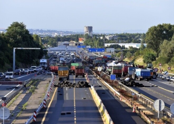 Lūk, kā pret piena un gaļas cenu kritumu protestē Francijas zemnieki. FOTO