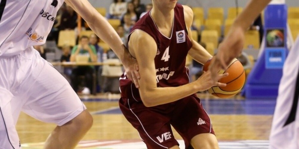 Latvijas jaunie basketbolisti sāpīgi zaudē Eiropas čempionāta otrajā cīņā