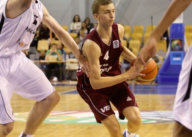 Latvijas jaunie basketbolisti sāpīgi zaudē Eiropas čempionāta otrajā cīņā