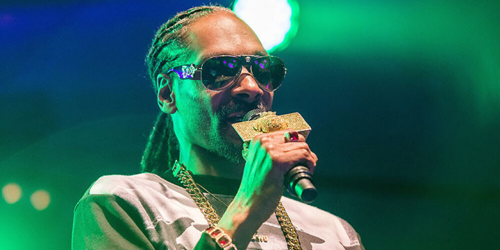 Reperis „Snoop Dogg” solās vairs neierasties Zviedrijā, kur viņu burtiski vajā par iespējamu narkotiku lietošanu. Reperis gan klāsta, ka viņu Zviedrijas kārtībsargi neieredz ādās krāsas dēļ.