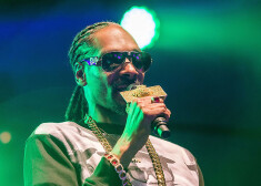 Reperis „Snoop Dogg” solās vairs neierasties Zviedrijā, kur viņu burtiski vajā par iespējamu narkotiku lietošanu. Reperis gan klāsta, ka viņu Zviedrijas kārtībsargi neieredz ādās krāsas dēļ.