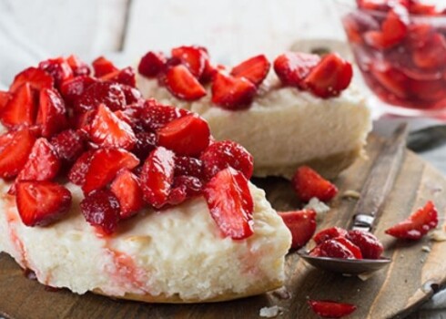 No veselīgajiem graudaugiem rīsiem un svaigām ogām var pagatavot oriģinālu torti. Labu ēstgribu!