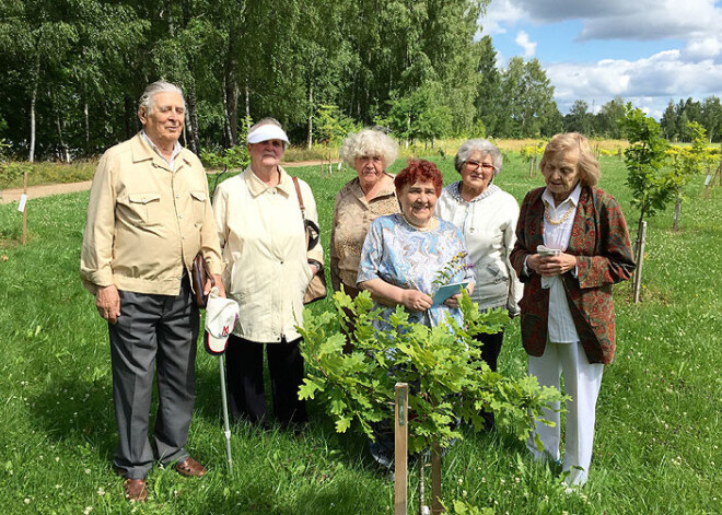 Latvijas brīvvalsts robežsargu bērni apmeklē Likteņdārzu