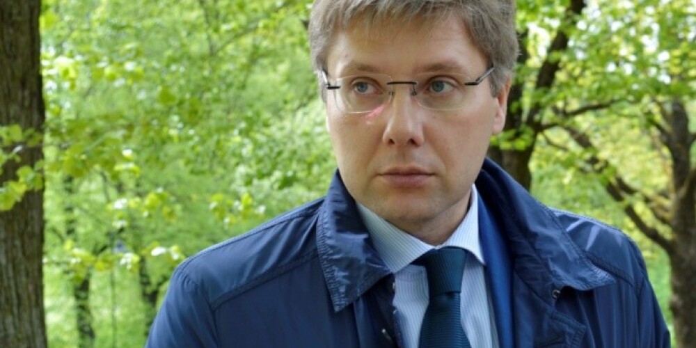 "Я не хочу слушать дискуссии о том, как лучше перевоспитывать педофилов. Я хочу дискуссии о том, как их надо наказывать", - заявил Ушаков