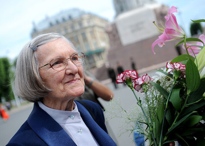 Ap 100 cilvēku piedalās Lidijas Lasmanes 90.jubilejai veltītā gājienā