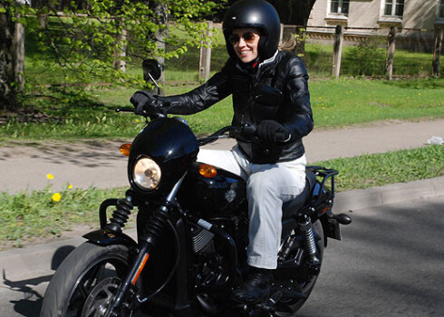 Kas tad tas? Anna Lieckalniņa Rīgas pilsētas ielās uz motocikla!