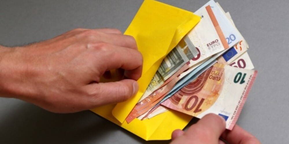 За "зарплаты в конвертах" предлагают штрафовать на сумму до 2100 евро