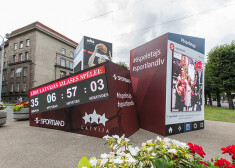 Basketbola pulkstenis atrodas Brīvības bulvāra un Elizabetes ielas krustojumā.