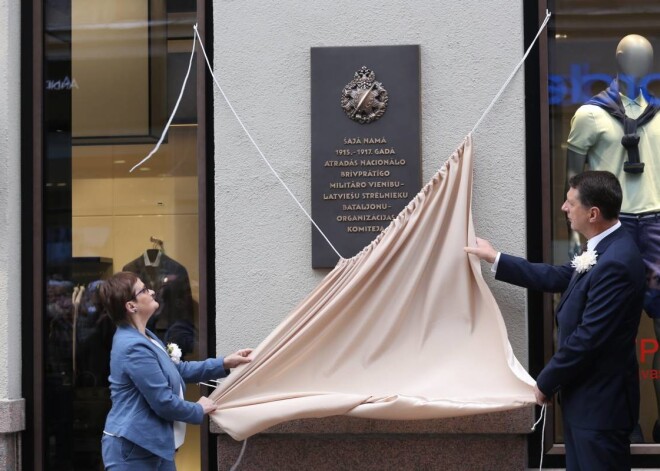 Rīgā atklāj Latviešu strēlnieku bataljonu Organizācijas komitejai veltītu piemiņas plāksni