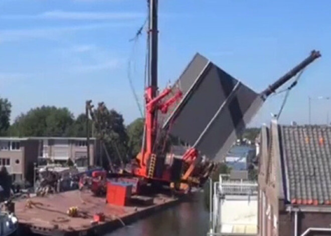 Nīderlandē tilta rekonstrukcijas laikā nogāžas ceļamkrāni. Daudz ievainoto. VIDEO
