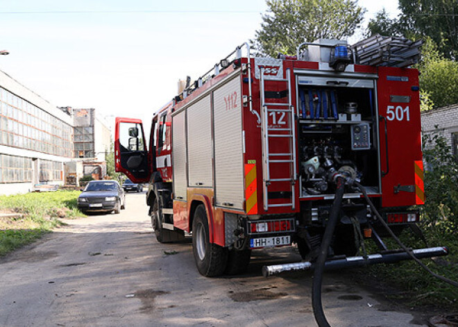 Imantā ugunsdzēsēji jau diennakti dzēš degošu mēbeļu ražotni. FOTO