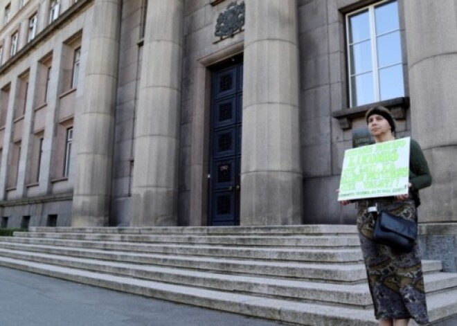 Soloprotests pie valdības. Lepnā vientulībā sieviete valstij pārmet solījumu nepildīšanu. FOTO