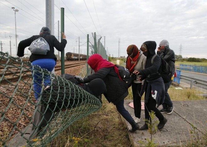 Bēgļu nometne Kalē pilsētā Lamanša tuneļa tuvumā plešas arvien lielāka. Tā viņi tur dzīvo - noraugoties vilcienos, kravas mašīnās un prāmjos, kuri varētu aizvizināt uz migrantu sapņu zemi Lielbritāniju. Lielākā daļa Francijā palikt nevēlas un tiecas uz citām Eiropas zemēm.