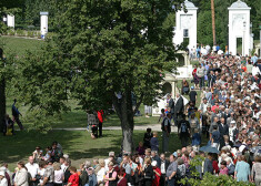 Aglonieši it nebūt nav sajūsmā par svētceļnieku pūļiem, kuri 15. augustā pārplūdina ciematu. Daži no viņiem guļ kāpņutelpās un parkā uz soliņa, citi atkal siro pa vietējo dārziem vai mēģina kaut ko nočiept kafejnīcā.