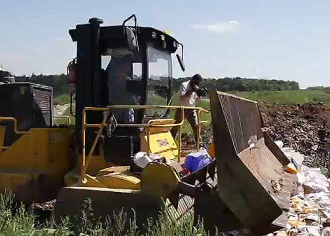 Krievijā iznīcina tonnām Eiropas tomātu, persiku, nektarīnu un siera. VIDEO