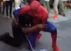 Человек-паук подрался с прохожим в центре Нью-Йорка