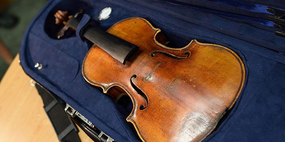 Atrasta pirms 35 gadiem nozagta Stradivāri vijole
