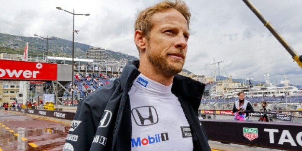 Состояние 35-летнего Баттона оценивается в £71 млн. По версии Sunday Times, он входит в тройку богатейших звёзд спорта Великобритании