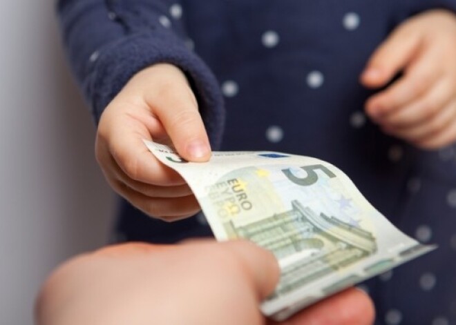 Alimentu nemaksātāju saraksts nes augļus: no parādniekiem izdodas atgūt arvien vairāk naudas