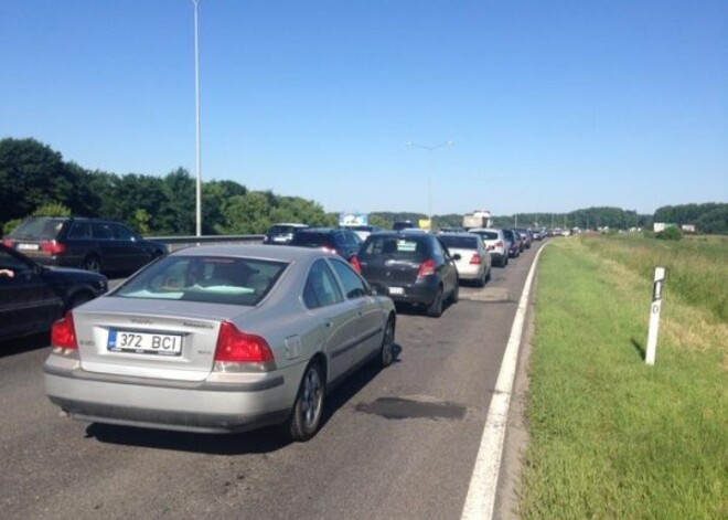 Gada karstākajā dienā uz Jūrmalas šosejas pamatīgs sastrēgums 20 km garumā