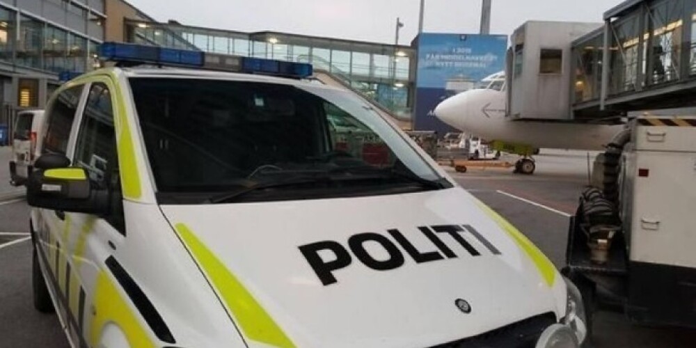 В салон самолета уже вошли пассажиры, когда подъехавшая полиция вывела персонал