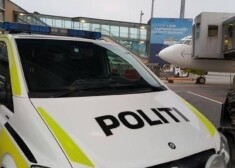 В салон самолета уже вошли пассажиры, когда подъехавшая полиция вывела персонал