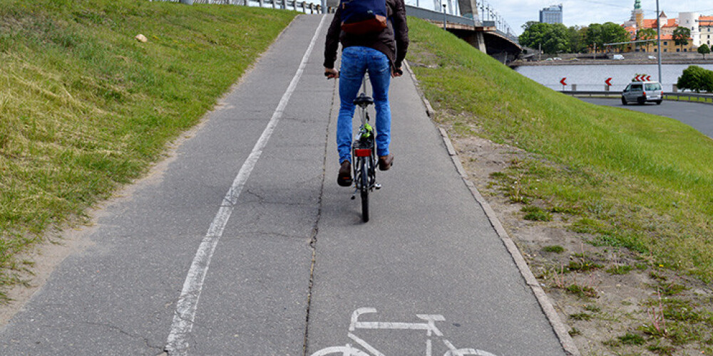 Velobraucējs uz Vanšu tilta.