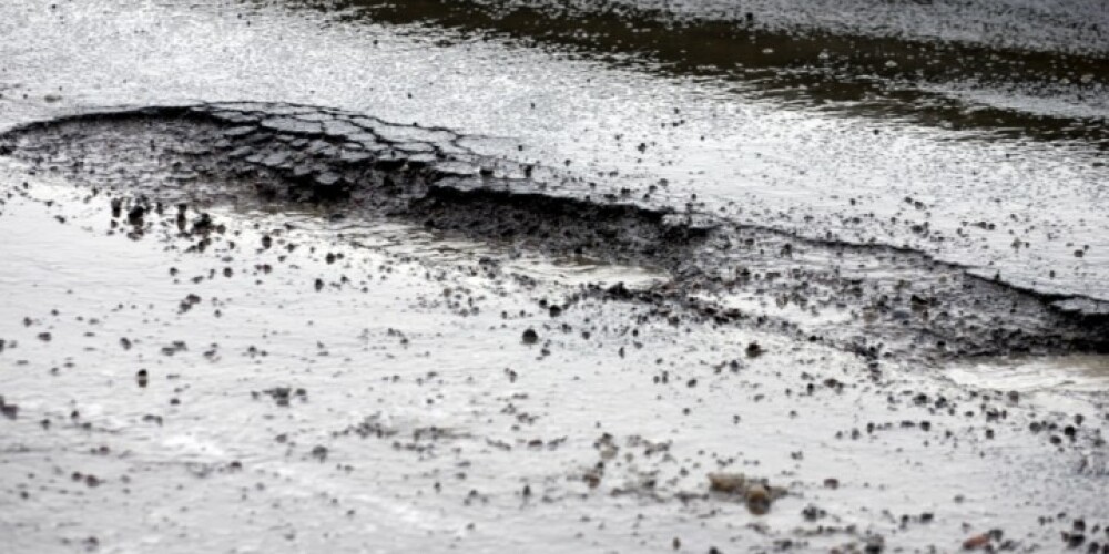Puse asfaltēto reģionu ceļu ir pagalam bēdīgā stāvoklī, ziņo "Latvijas ceļu būvētājs"