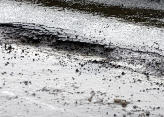 Puse asfaltēto reģionu ceļu ir pagalam bēdīgā stāvoklī, ziņo "Latvijas ceļu būvētājs"